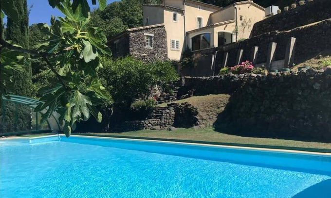 Rochessauve Apartment | Le figuier" apartment nestled in greenery at the foot of the river