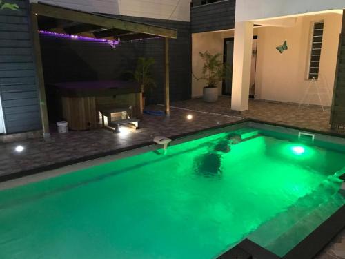 Saint-Andre Apartment | Le Flamboyant avec piscine chauffée 30° et Jacuzzi