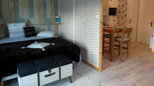 Arrest Bed & Breakfast | le haut village Chambre d'hôtes Mobi-Loft cosy sauna ,douche ,chromothérapie