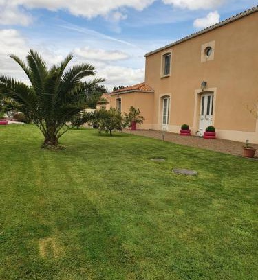 Les Magnils-Reigniers Bed & Breakfast | Le logis du marais
