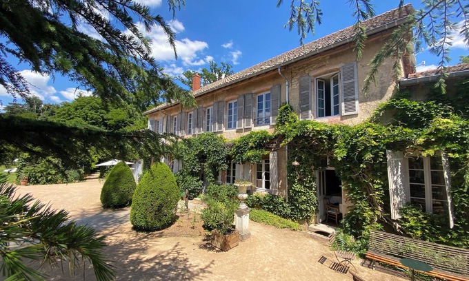 Cuisery House | Le Manoir Bressan Beautiful spacious family home, quiet, dogs OK