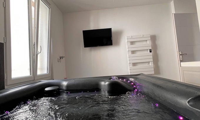 Avranches Apartment | "Le meublé". apartment with unlimited jacuzzi near Mont-Saint-Michel
