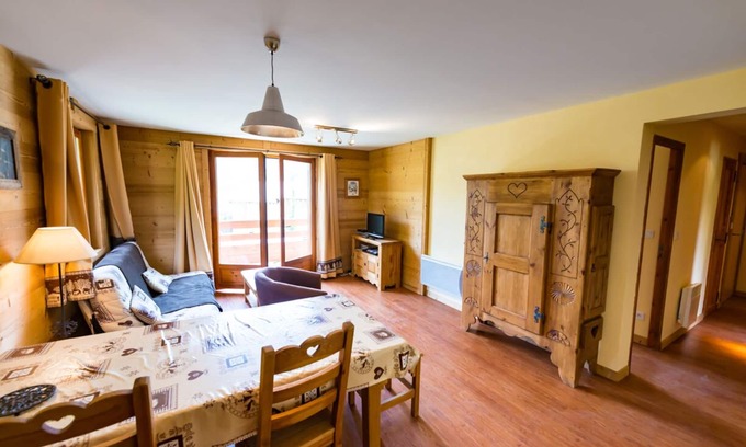 Monetier-les-Bains Apartment | Le Monétier les Bains: 55m2 Montagnard-style apartment in large chalet