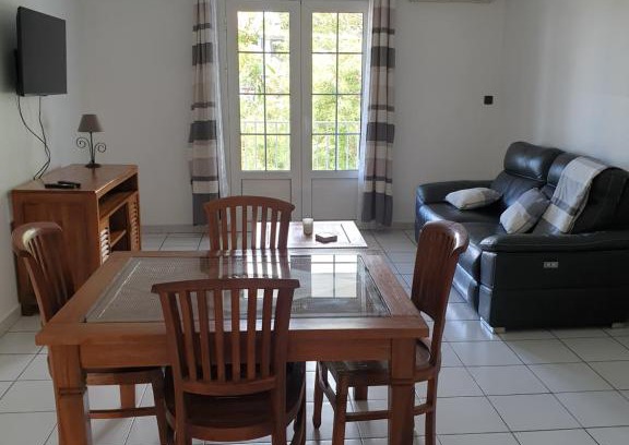 Sainte-Clotilde Centre Apartment | Le Relais de Saint-Denis