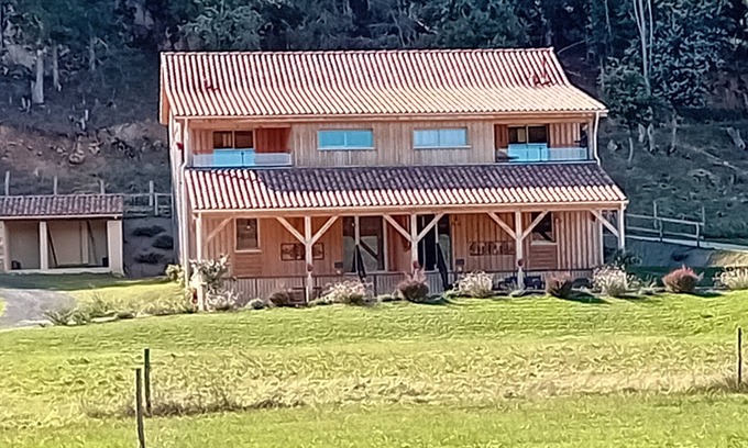 Saint-Leon-sur-Vezere Apartment | Le Séchoir des acacias "3 Gîtes: 12 personnes".