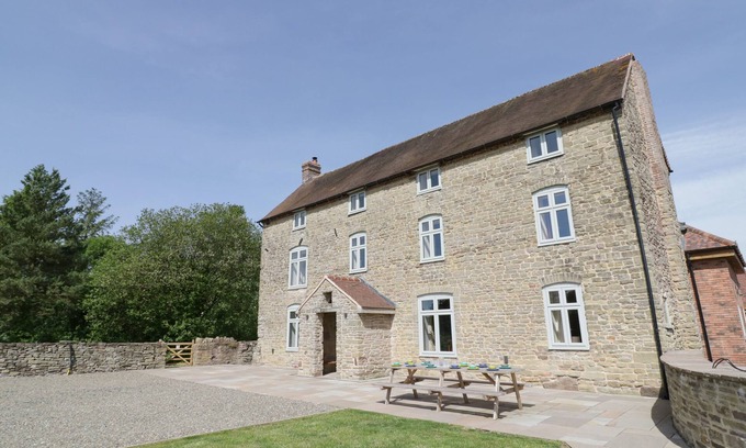 Clows Top Cottage | LEA FARM HOUSE, family friendly, with hot tub in Cleobury Mortimer