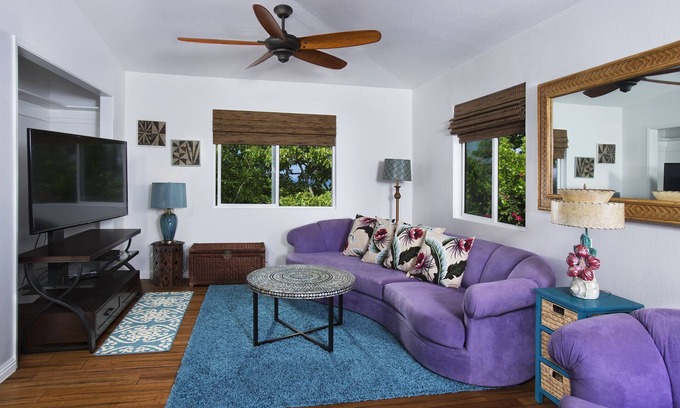 Historic Kailua Village House | Lehua Lounge in the Heart of Downtown Kona