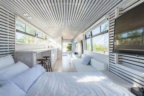 Menahemia Other | Leobus-לאו באס