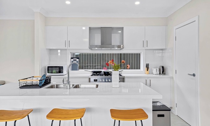 Leppington House | Leppington Two-Level 4Br near Village & Woolworthsn