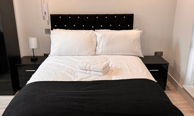 Pinkwell Apartment | Letzi private en-suite, Near Heathrow Airport T3