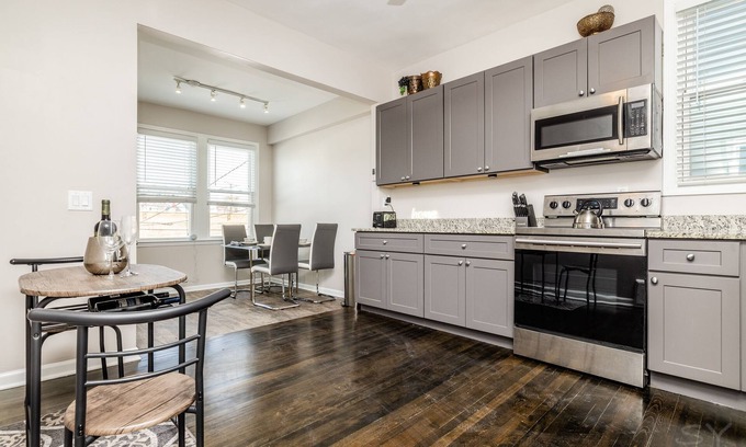 Avondale House | Light and bright 3BD duplex in Avondale, Chicago