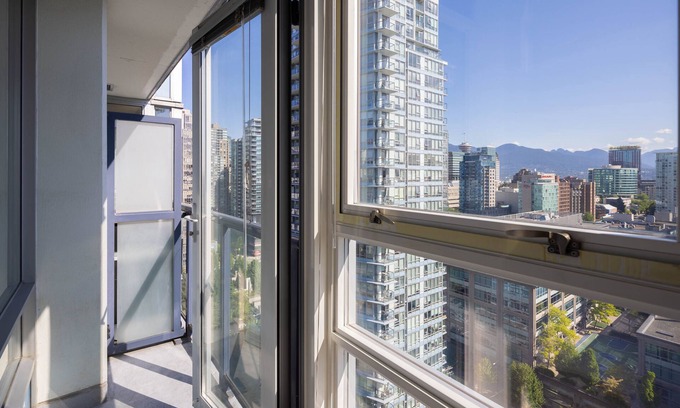 Southeast False Creek Apartment | Light and Bright Yaletown with Pool