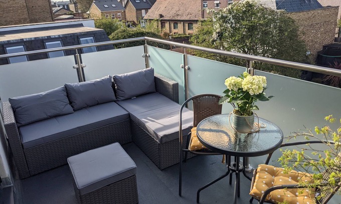 Abbey House | Light and spacious - 3 bedroom flat in Wimbledon - 2 mins walk from tube station