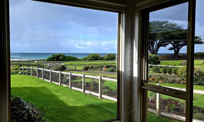 Apollo Bay House | Light-filled 2 BR beachfront unit in town, walking distance to major attractions