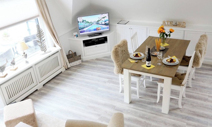 Großmorsum Apartment | Light-flooded 2-level apartment in Morsum with west-facing balcony and parking space.