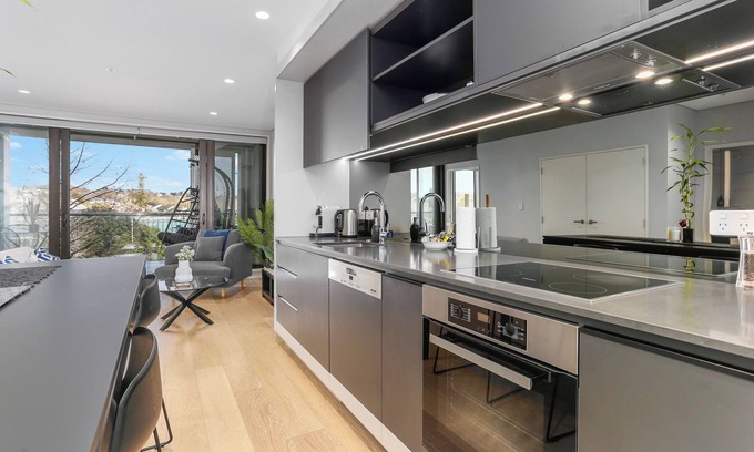 Auckland Central Business District Apartment | Light & relaxing on city fringe