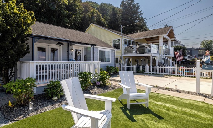 Alki House | Lighthouse Cottage on West Seattle's Alki Beach