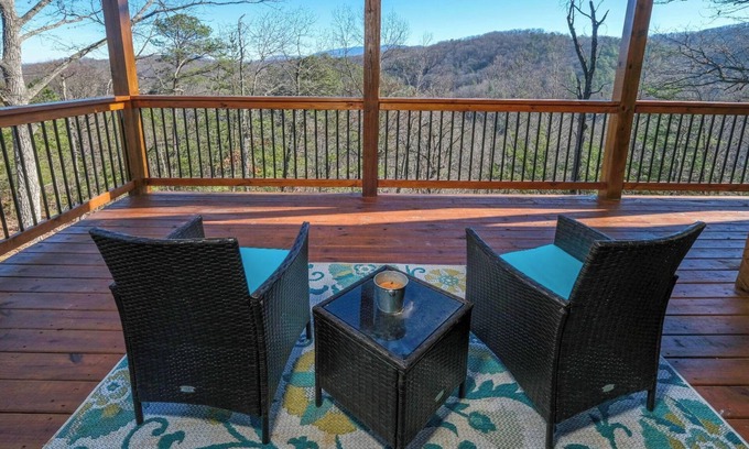 Gatlinburg - Pigeon Forge Cabin | Lily's Hideaway - Games and gorgeous views!
