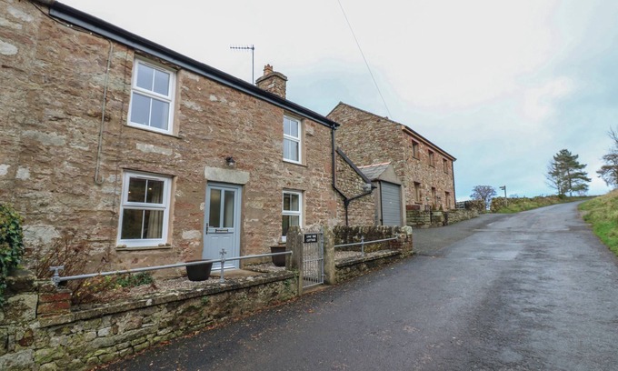 Winton House | LIME TREE COTTAGE, pet friendly, with open fire in Kirkby Stephen