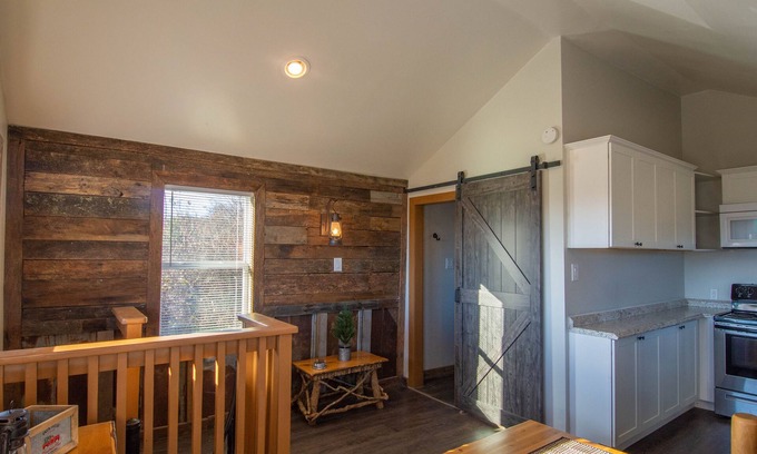 West Jefferson Cottage | Limited Time - $99 /Night - On the Blue Ridge Parkway - Views - Hiking - Boone - West Jefferson