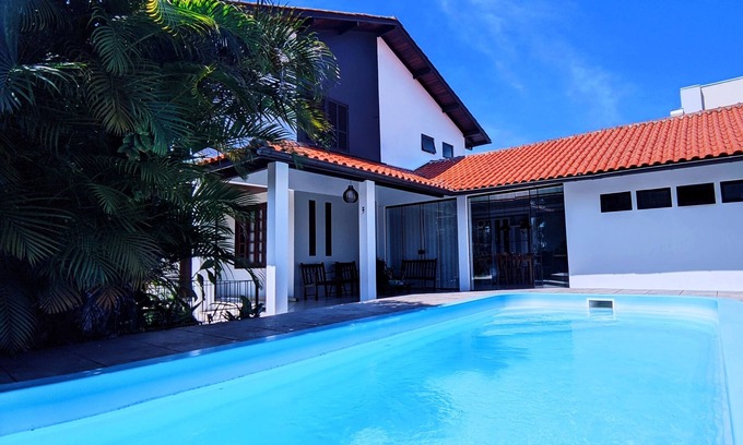 Daniela House | Linda Casa, 4 Quartos com Piscina e Churrasqueira a 150 Metros da Praia