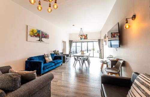 Newark upon Trent House | LIONHEART LARGE LUXURY ACCESSIBLE LODGE - Sleeps 12 ,Dog Friendly,Near Sherwood Forest at Fairview Farm Nottingham great for Family Gatherings ,Groups ,Parties