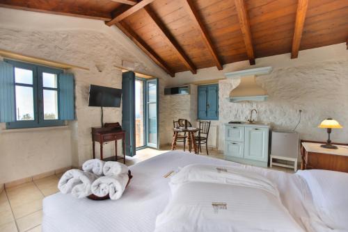 Omales Hotel | Lithos Stone Suites