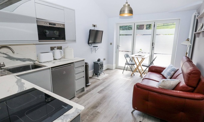 Padfield Cottage | LITTLE BIRCHINLEA, pet friendly, character holiday cottage in Glossop