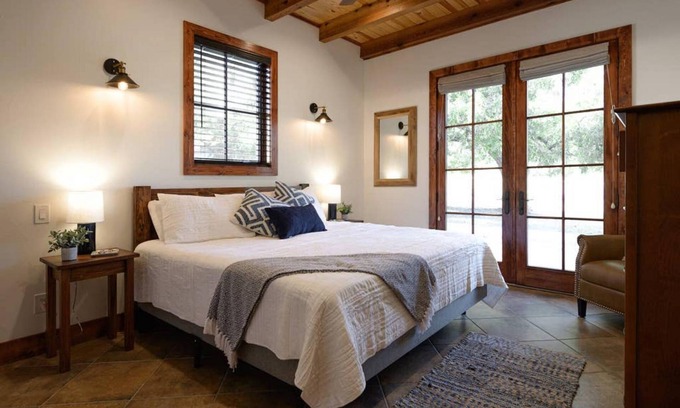 Waco House | Little Dutch Cabin 102-12 min to Magnolia-baylor