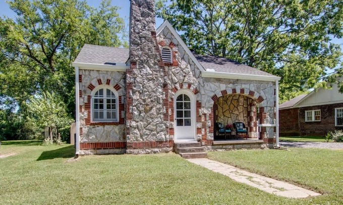 Murfreesboro House | Little Stone House in the Heart of Murfreesboro