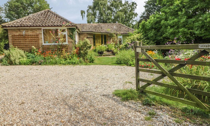 Martin House | LITTLE YAFFLE, pet friendly, with a garden in St Margaret's At Cliffe