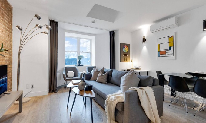 Downtown Montreal Apartment | LiV MTL Downtown-401 Spacious 2BR Suite + Lounge