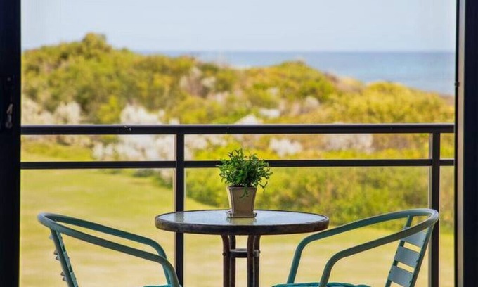 Ledge Point House | Living on the Ledge, ocean front