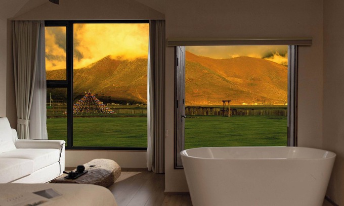 Shangri-La Hotel | Liz's heart is in the sky