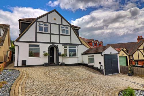 Epping House | LMV Property - Modern Luxury Family Home in Theydon Bois With London Skyline Views