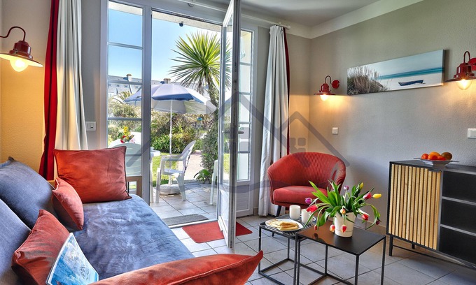 Guilvinec House | LocaLise - Maison G4 au Guilvinec - Garden and pool view - Walking distance to all amenities