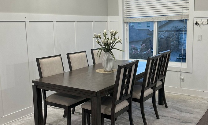 South Newton House | Located In Panorama Area with mountain view & close to main amenities.