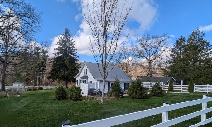 Newland House | Location! Hike, Golf, Tube, Raft, Mtns! Fenced-in yard, dogs allowed. 2 bd, 1 ba