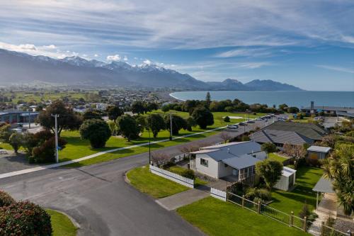 Kaikoura House | Location with Ocean and Mountain Views