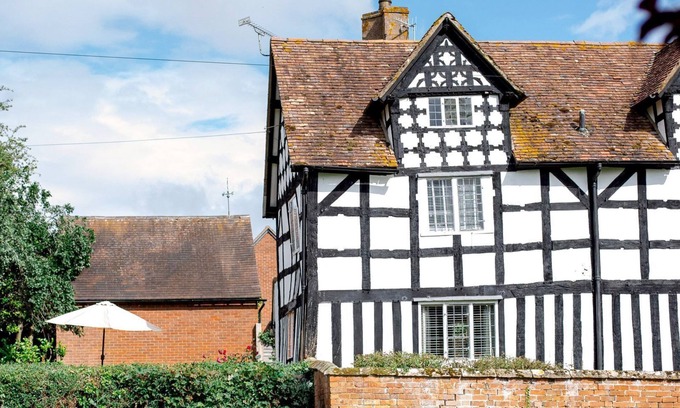 Quedgeley Cottage | Locke's Cottage - sleeps 2 guests in 1 bedroom