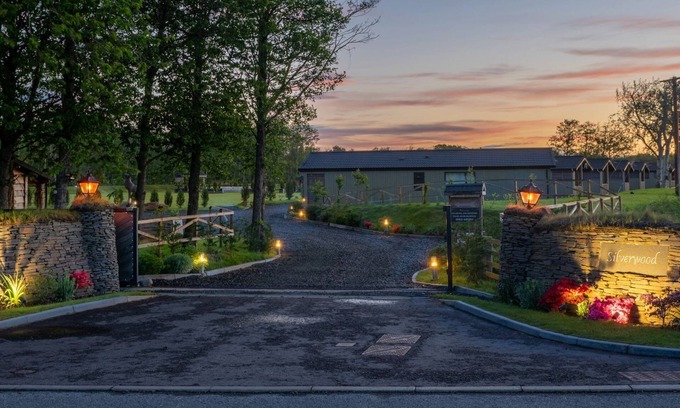 Errol Cottage | LODGE 9 - THE FORGAN, family friendly, with hot tub in Errol