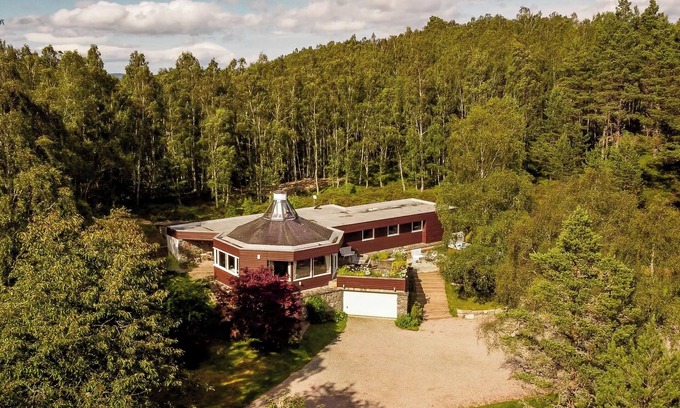 Doune Cabin | Lodge for up to 10 in Rothiemurchus Forest with hot tub.