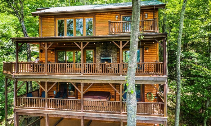 Seven Devils House | Lodge in Seven Devils w Hot Tub & Mountain Views!
