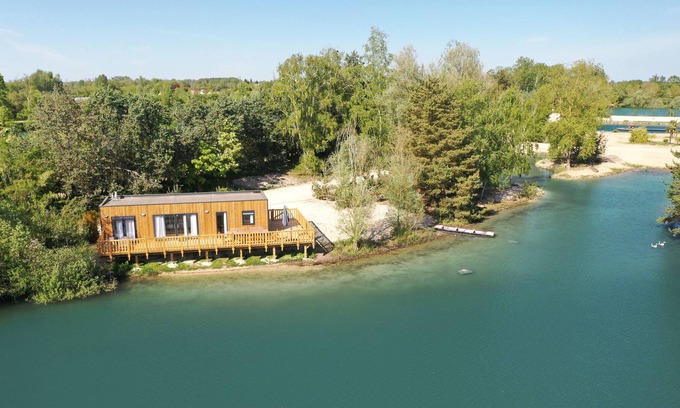 Gravon House | Lodge Reef - At the water's edge on the Atoll Pond