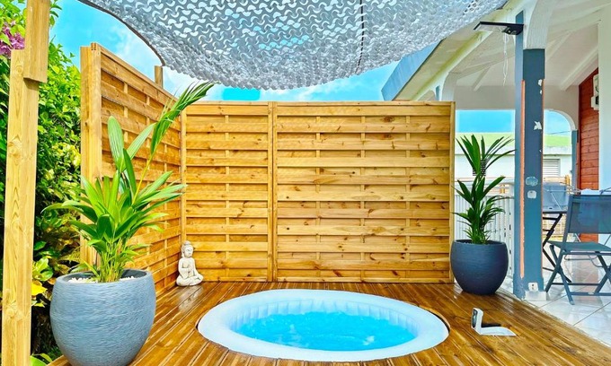 Les Abymes Apartment | Lodge Sopraia Jardin-spacieux- Jacuzzi- Proche aéroport