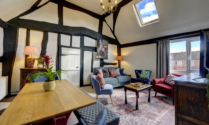Henley-in-Arden Apartment | Loft Cottage by Spa Town Property - 2 Bed Tudor Retreat Near to Stratford-upon-Avon, Warwick & Solihull