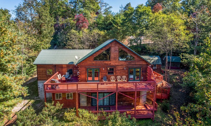 Whittier House | Lofted cabin in the trees with private pool table, washer/dryer, & full kitchen