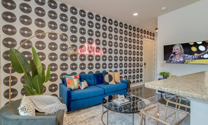 West End House | Lofts At 30th - Neon Jukebox - Mins To Broadway