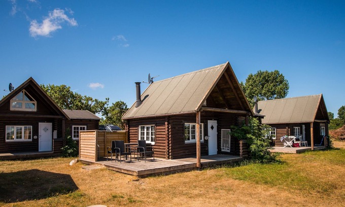 Sønderstrand Cabin | Log cabin in the resort with horse stables on the Wadden Sea