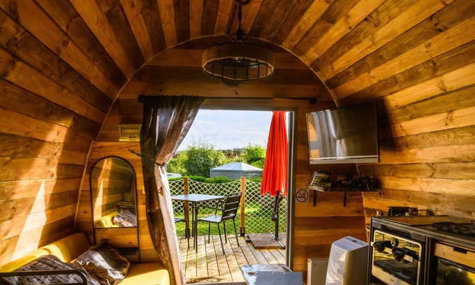 Audinghen Cabin | Log Cabin-Superior-Vanity unit-Countryside view-Pod